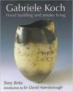 Vorderes Coverbild Gabriele Koch - Hand Building and Smoke Firing