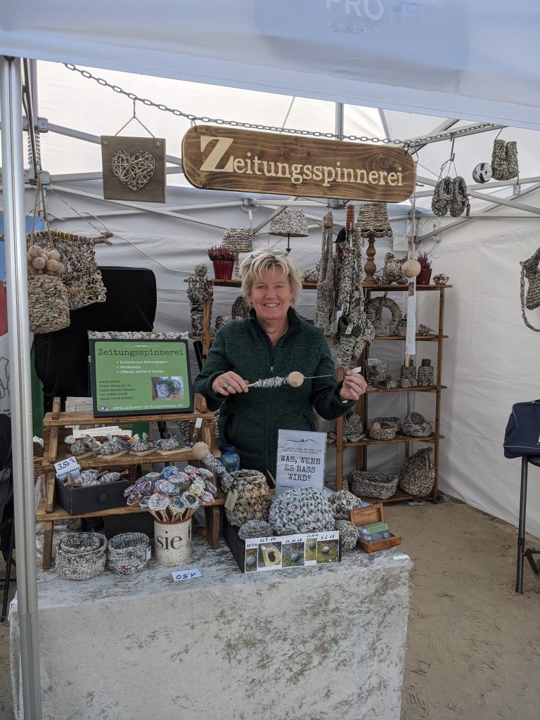 HauptAutorin Marita Drees: Papiergarn aus alten Zeitungen