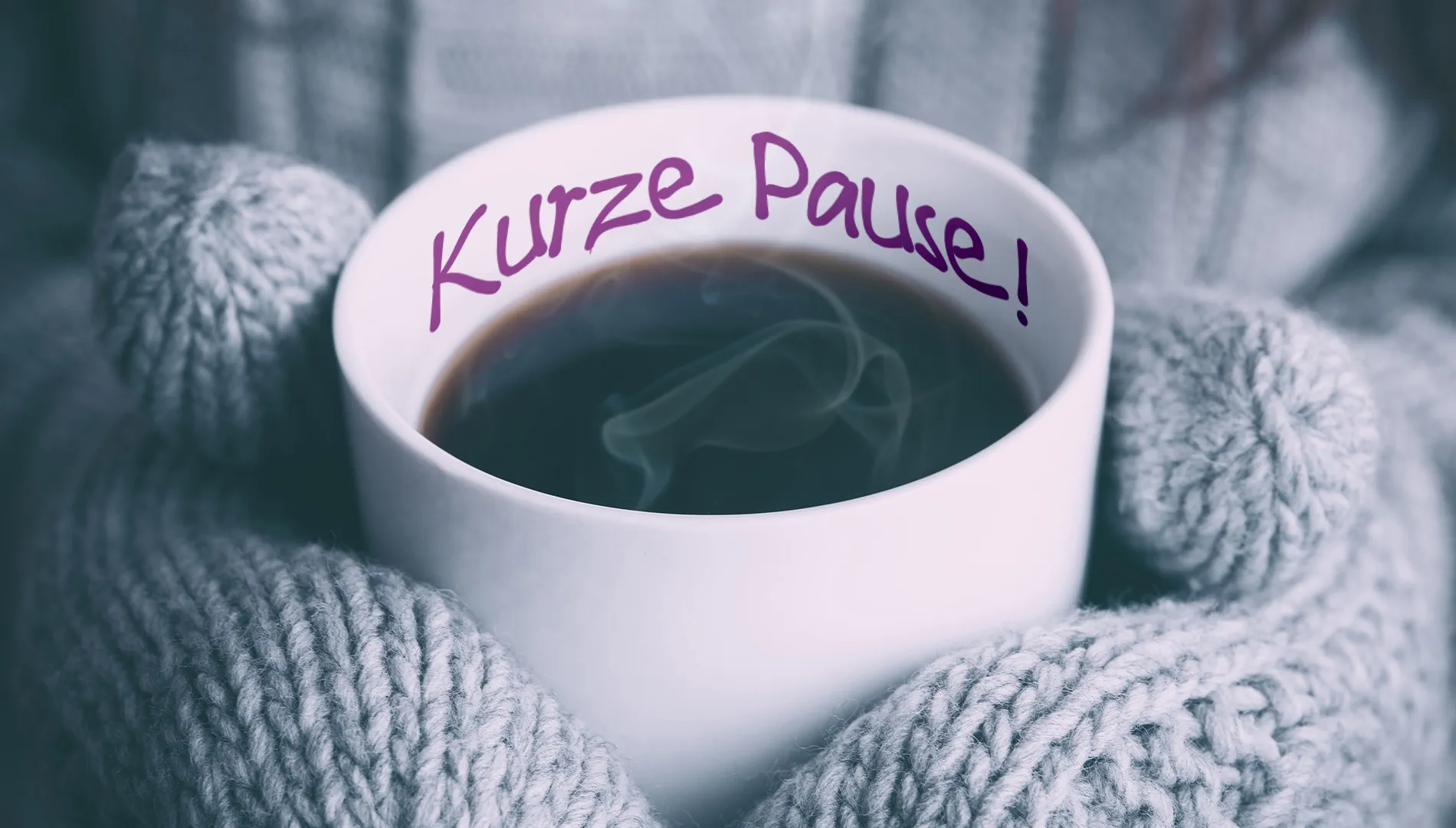 Zwei Hände in Wollhandschuhen halten heisse Kaffeetasse